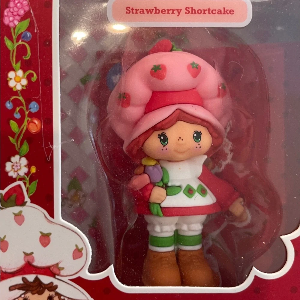 New Strawberry Shortcake with Flowers Figurine by TLS Toy - Picture 3 of 4